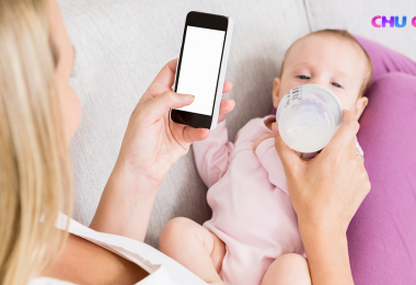 using phone while breastfeeding